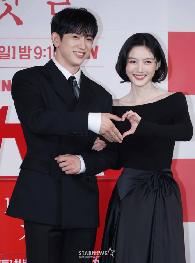 Actors Park Jin-young and Kim Yoo-jung pose at the production press conference for tvN drama "The 100-Day Lie," held on the afternoon of the 29th at Seoul CGV Yongsan Ipark Mall. "The 100-Day Lie," a 100-day spy romance that unfolds as Gyeongseong's top pickpocket, who has become a secret agent, and an elite interpreter from the Jo Seon (총독) faction face off in the heart of enemy territory, is set to air its first episode on the 10th of next month. /September 28, 2026 /Photo=Lee Dong-hoon photoguy@