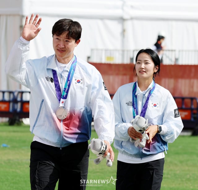 South Korea's Park Jung-yoon and Choi Yong-hee fell short of gold, settling for silver after their final arrow scored 9 points in the shoot-off of the compound mixed doubles final against India at the 2026 Aichi-Nagoya Asian Games held on the 30th at Chuou Sogo Park in Okazaki, Japan. . September 29, 2026. /Photo=Kang Young-jo cameratalks@