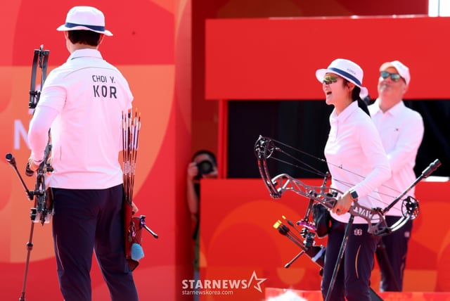 South Korea's Park Jung-yoon and Choi Yong-hee look disappointed after their final arrow scored 9 points in the shoot-off of the compound mixed doubles final against India at the 2026 Aichi-Nagoya Asian Games held on the 30th at Chuou Sogo Park in Okazaki, Japan, resulting in a silver medal. . September 30, 2026. /Photo=Kang Young-jo cameratalks@