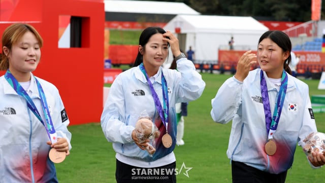 Kang Yeon-seo (Seongsa Middle School), Park Jung-yoon (Changwon City Hall), and Park Ye-rin (Korea National Sport University) won bronze medals by defeating Taiwan by a one-point margin in the compound women's team bronze medal match at the 2026 Aichi-Nagoya Asian Games held on the 30th at Chuou Sogo Park in Okazaki, Japan. The three athletes smile and respond to cheers from the support group as they leave the podium. September 29, 2026. Kang Yeon-seo (Seongsa Middle School), Park Jung-yoon (Changwon City Hall), and Park Ye-rin (Korea National Sport University) won bronze medals by defeating Taiwan by a one-point margin in the compound women's team bronze medal match at the 2026 Aichi-Nagoya Asian Games held on the 30th at Chuou Sogo Park in Okazaki, Japan. Taiwan's final arrow heads toward the target. Two athletes clasp their hands together, praying for a bronze medal. September 29, 2026. "We won by one point!" /Photo=Kang Young-jo cameratalks@