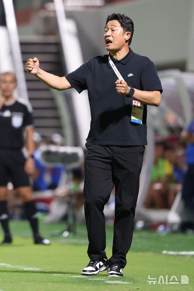 25日(現地時間)、日本名古屋のみずほパークラグビーフィールドで行われた2026愛知·名古屋アジア大会男子サッカー準々決勝の韓国対ベトナム戦、後半の韓国のイ·ミンソン監督が選手たちに指示している。 /写真=ニューシス