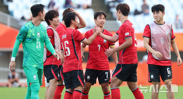 30日(現地時間)、日本の大阪長居スタジアムで行われた2026愛知·名古屋アジア大会男子サッカー準決勝の韓国と中国の試合、2-1の勝利を収めた大韓民国の選手たちが祝っている。 /写真=ニューシス