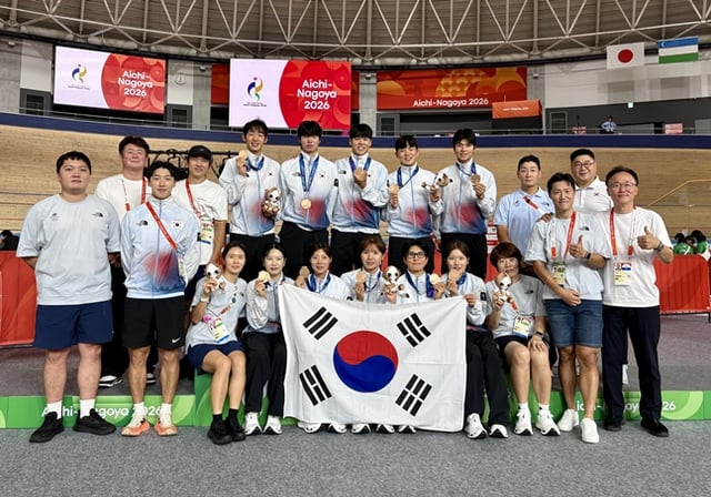30일 경기를 끝난 뒤 남녀 사이클 대표팀이 함께 기념촬영을 한 모습. /사진=대한사이클연맹
