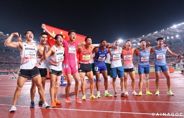 2026愛知·名古屋アジア大会陸上十種競技を終えたアジア各国の選手たちが一緒に肩を組んでいる様子。 /写真=オリンピック日本語版公式SNS