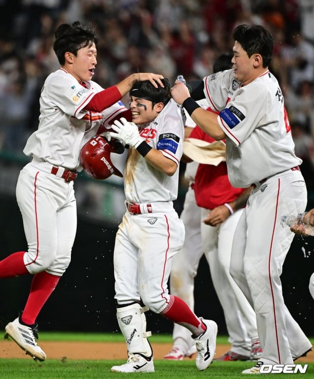 정준재(왼쪽 2번째)가 9월 30일 LG전 9회말 끝내기 안타를 친 뒤 동료들의 축하를 받고 있다. /사진=OSEN