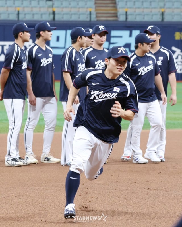 정준재가 지난 달 16일 고척스카이돔에서 열린 대표팀 훈련에서 베이스 러닝을 하고 있다. /사진=김진경 대기자