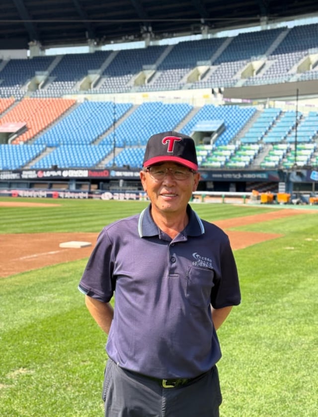 蚕室棒球场场地管理员金钟文理事。/图片=LG双子提供