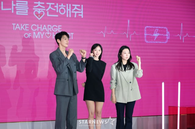 배우 김영광, 채수빈, 박수원 감독이 1일 오전 서울 마포구 호텔 나루 서울 엠갤러리에서 진행된 넷플릭스 오리지널 시리즈 '나를 충전해줘' 제작발표회에 참석해 포즈를 취하고 있다. 인공 심장 배터리가 방전된 남자와 전기 능력을 가진 여자의 찌릿 짜릿한 충전 빙자 로맨틱 코미디 '나를 충전해줘'는 오는 9일 공개된다. /2026.10.01 /사진=이동훈 photoguy@