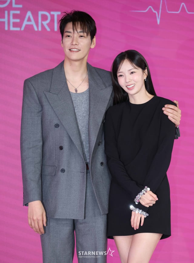 Actors Kim Young-kwang and Chae Soobin pose at the press conference for the Netflix original series "Charge Me Up," held on the morning of the 1st at Hotel Naru Seoul M Gallery in Mapo-gu, Seoul. "Charge Me Up," a romantic comedy about a man whose artificial heart battery has run out and a woman with electrical powers, is set to be released on the 9th. /October 1, 2026 /Photo=Lee Dong-hoon photoguy@