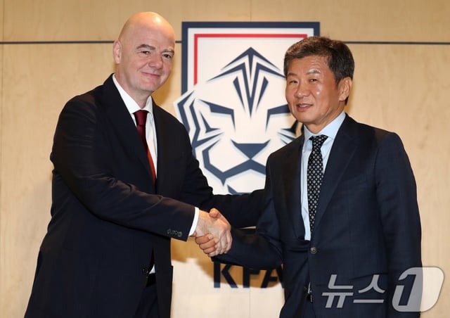 잔니 인판티노 FIFA 회장과 정몽규 전 대한축구협회 회장. /사진=뉴스1