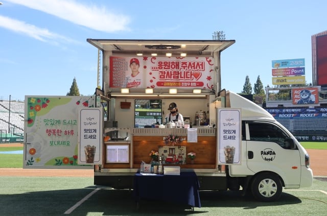 SSG 랜더스 조병현, 조형우, 정준재가 1일 인천 LG전을 앞두고 '2026 아이치·나고야 아시안게임' 금메달 획득을 기념해 소속팀에 커피와 피자를 선물했다. /사진=SSG 랜더스 제공