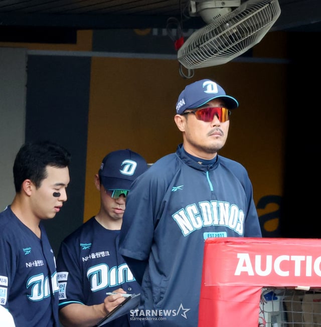 NC Dinos manager Lee Ho-jun (right). /Photo=Senior reporter Kang Young-jo