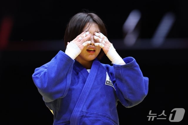 ホ·ミミが1日、日本愛知インターナショナルアリーナで開かれた2026愛知·名古屋アジア大会柔道女子57㎏級決勝で勝利した後、涙を流している。 /写真=ニュース1