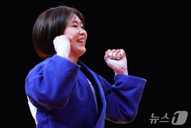 ホ·ミミが1日、日本愛知インターナショナルアリーナで開かれた2026愛知·名古屋アジア大会柔道女子57㎏級決勝で勝利した後、明るい笑みを浮かべている。 /写真=ニュース1