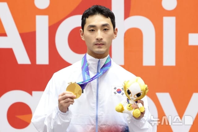 Yoon Gyu-seong posa sosteniendo la medalla de oro durante la ceremonia de premiación de la modalidad individual masculina de Poomsae en Taekwondo de los Juegos Asiáticos de Aichi-Nagoya 2026, celebrada el día 1 en el Gimnasio de Toyohashi, en la prefectura de Aichi, Japón. /foto=NEWSIS