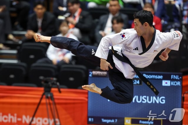 Yoon Gyu-seong ejecuta una patada durante la final de la modalidad individual masculina de Poomsae en Taekwondo de los Juegos Asiáticos de Aichi-Nagoya 2026, celebrada el día 1 en el Gimnasio de Toyohashi, en la prefectura de Aichi, Japón. /Foto=News1