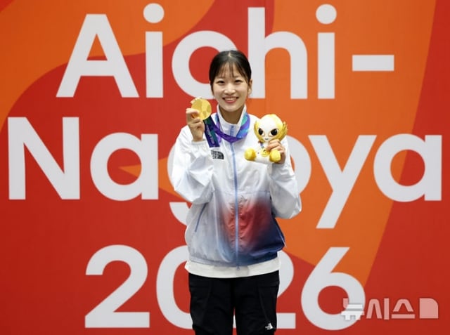 정하은이 1일 일본 아이치현 도요하시 체육관에서 열린 2026 아이치·나고야 아시안게임 태권도 여자 개인 품새 메달 시상식에서 금메달을 획득하고 포즈를 취하고 있다. /사진=뉴시스