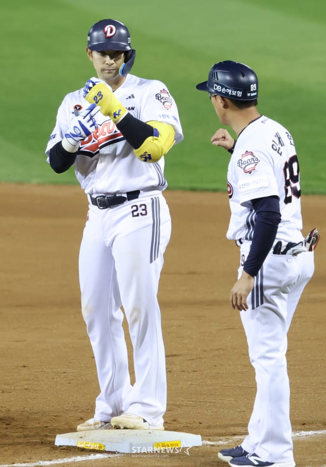 2026 신한 SOL KBO리그 두산 베어스 대 NC 다이노스 경기가 1일 서울 잠실야구장에서 열렸다. 두산 강승호가 7회말 1사 만루에서 역전 2타점 적시타를 날리고 출루한 후 세리머니를 하고 있다. /사진=김진경 kim.jinkyung@