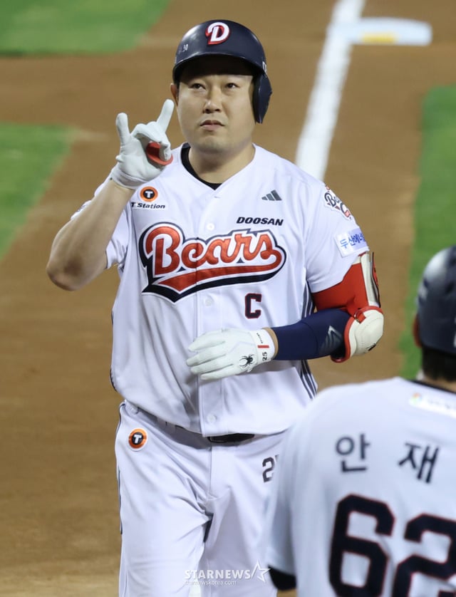 2026 신한 SOL KBO리그 두산 베어스 대 NC 다이노스 경기가 1일 서울 잠실야구장에서 열렸다. 두산 양의지가 1회말 2사 1루에서 선제 2점 홈런을 날리고 홈인하고 있다. /사진=김진경 kim.jinkyung@