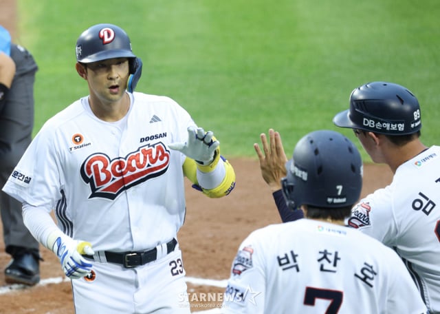 두산 베어스 강승호(왼쪽)가 1일 서울 잠실야구장에서 열린 2026 신한 SOL KBO리그 NC 다이노스전에서 득점한 뒤 동료들의 환영을 받고 있다. /사진=김진경 대기자