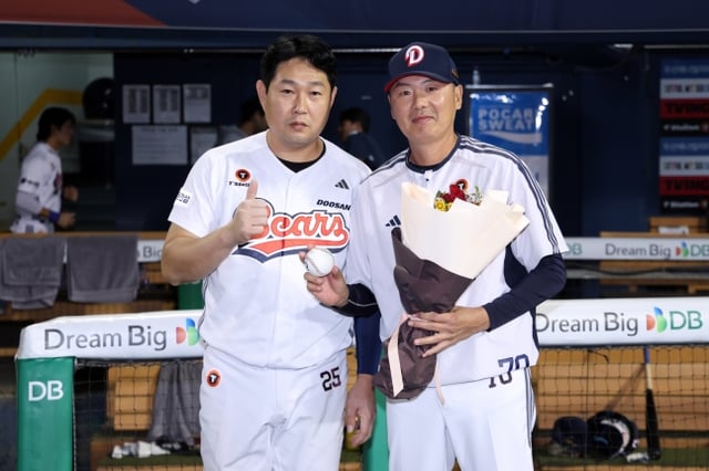 김원형 두산 베어스 감독(오른쪽)이 1일 서울 잠실야구장에서 열린 2026 신한 SOL KBO리그 NC 다이노스전 승리로 통산 300승을 수확한 뒤 양의지와 기념촬영을 하고 있다. /사진=두산 베어스 제공