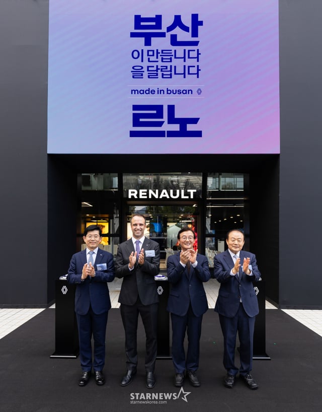 왼쪽부터 빈대인 BNK 금융지주 회장, 니콜라 파리 르노코리아 사장, 전재수 부산시장, 양재생 부산상의 회장/사진제공=르노코리아