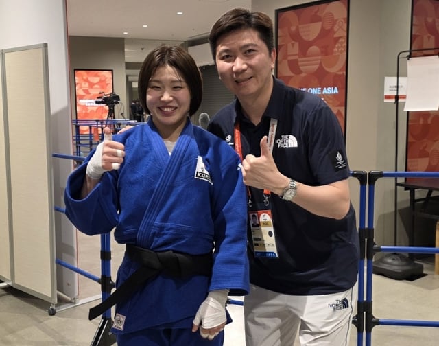 유승민 대한체육회장(오른쪽)이 유도 금메달을 따낸 허미미를 격려하고 있다. /사진=대한체육회 제공