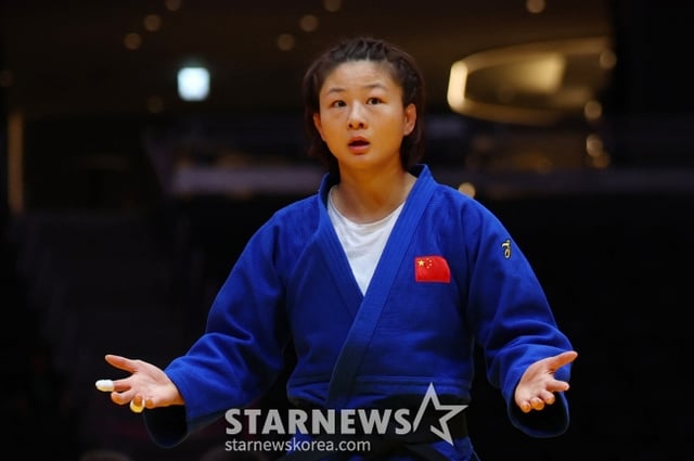 中国の唐京が1日、愛知国際アリーナで開かれた大会柔道女子70キロ級準々決勝で、日本の前田倫の腕を噛んで反則負けを受けた後、悔しいという表現をしている。 /写真=ロイター