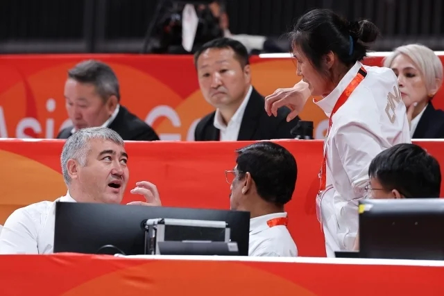 審判陣が、湯たんぽの反則シーンを確認して相談している。 /写真=ダイジェストホームページ 仕上げ
