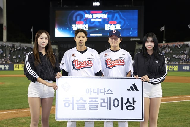 두산 강승호(왼쪽 2번째)와 김택연이 1일 NC전 승리 후 '허슬플레이상'을 수상하고 있다. /사진=두산 베어스