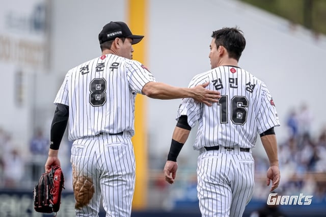 롯데 자이언츠 김민성(오른쪽)과 전준우. /사진=롯데 자이언츠 제공