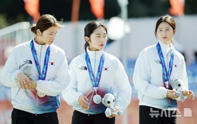 한국 양궁 여자 단체전에 나선 강채영(왼쪽부터), 이윤지, 오예진이 2일 일본 아이치현 오카자키시 오카자키 중앙종합공원 내 다목적 광장에서 열린 2026 아이치·나고야 아시안게임 양궁 리커브 여자 단체 시상식에서 은메달을 목에 걸고 있다. /사진=뉴시스