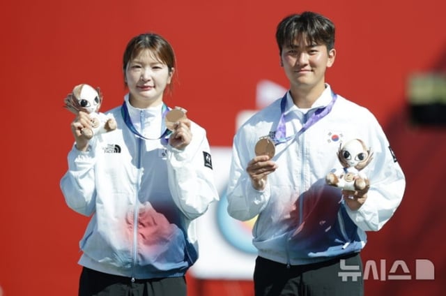 강채영(왼쪽)과 김제덕이 2일 일본 아이치현 오카자키시 오카자키 중앙종합공원 내 다목적 광장에서 열린 2026 아이치·나고야 아시안게임 양궁 리커브 혼성 단체전 시상식에서 동메달을 목에 걸고 포즈를 취하고 있다. /사진=뉴스1
