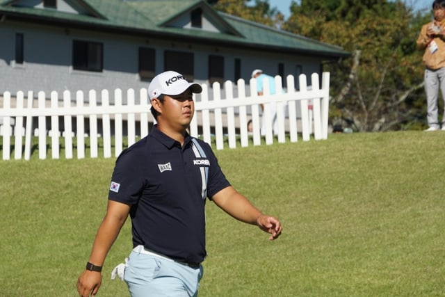 Kim Ju-hyung hits a tee shot and walks toward his second-shot location during the third round of the men’s golf event at the 2026 Aichi-Nagoya Asian Games, held on the East Course (par 70) of Kasugai Country Club in Kasugai City, Aichi Prefecture, Japan, on the 2nd. /Photo=Provided by the Korea Golf Association