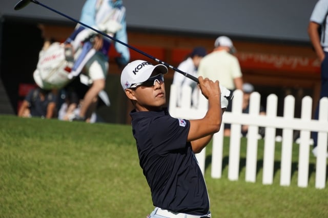 Moon Do-yeop hits a tee shot and watches the ball’s flight during the third round of the men’s golf event at the 2026 Aichi-Nagoya Asian Games, held on the East Course (par 70) of Kasugai Country Club in Kasugai City, Aichi Prefecture, Japan, on the 2nd. /Photo=Provided by the Korea Golf Association