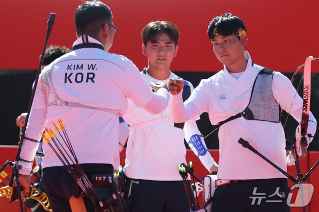 김우진(왼쪽부터), 김제덕, 이우석이 2일 일본 아이치현 오카자키시 오카자키 중앙종합공원 내 다목적 광장에서 열린 인도와 2026 아이치·나고야 아시안게임 양궁 리커브 남자 단체 결승에서 인도를 상대로 세리머닐ㄹ 하고 있다. /사진=뉴스1