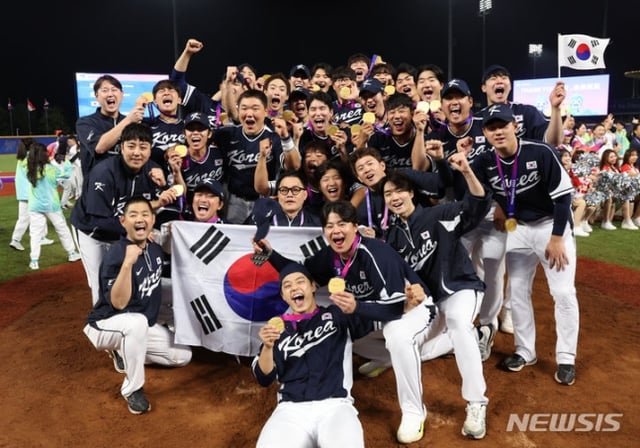 2022 항저우 아시안게임에서 야구 우승을 차지한 대표팀 선수들이 금메달을 목에 걸고 기념촬영을 하고 있다. /사진=뉴시스