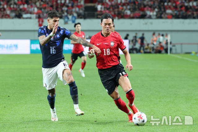 Oh Hyun-gyu en acción ofensiva (derecha). /Foto=NEWSIS