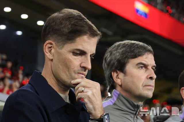 Roberto Moreno, the interim head coach, appears deep in thought during the Hana Bank Invitational International Friendly Match between South Korea and Venezuela held at Ulsan Munsu World Cup Stadium on the 2nd. /Photo=NEWSIS