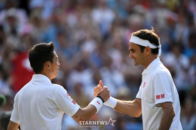 Roger Federer (derecha) y Kei Nishikori. /Reuters=News1