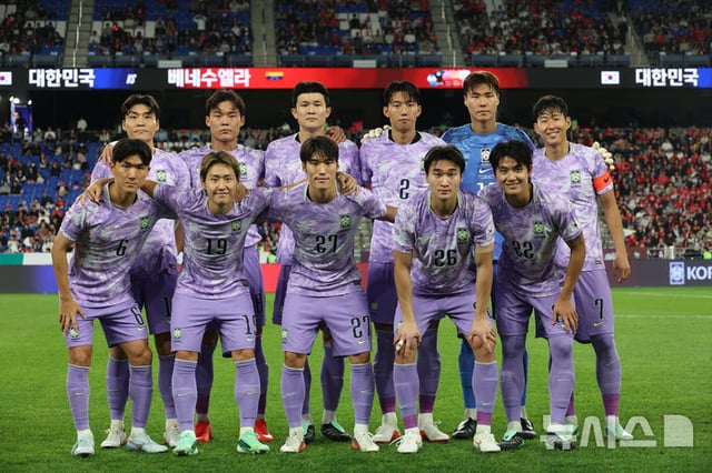 The South Korea national football team poses for a commemorative photo before the match. /Photo=NEWSIS