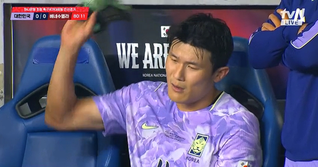 축구화를 집어던지는 김민재. /사진=중계화면 캡처