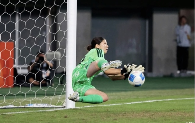 Japanese goalkeeper Oba Shu making a save during the penalty shootout. /Photo=Japan Football Association SNS
