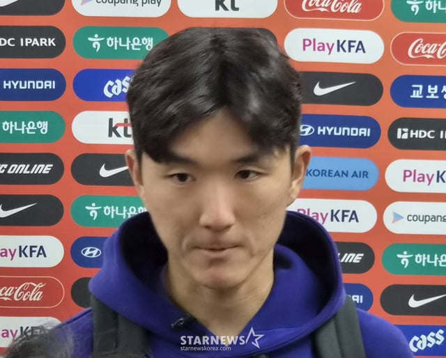 황인범이 지난 2일 울산 문수월드컵경기장에서 열린 한국 대 베네수엘라의 '9~10월 하나은행 초청 축구 국가대표팀 친선경기' 후 믹스트존에서 심각한 표정으로 취재진의 질문을 듣고 있다. /사진=박재호 기자