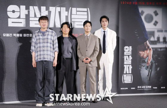 허진호 감독, 배우 유해진, 박해일, 이민호가 10일 서울 용산구 CGV아이파크몰에서 진행된 영화 '암살자(들)' 제작보고회에 참석해 포즈를 취하고 있다. /2026.08.10 /사진=김휘선 hwijpg@