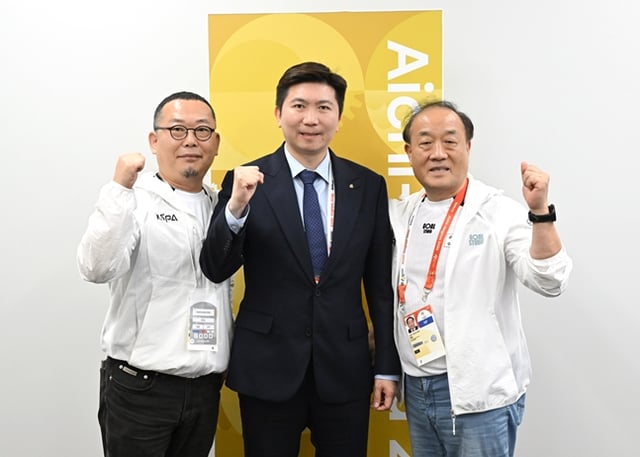 Kim Cheol-hak, Director of the Secretariat of the Korea e-Sports Association (from left), Yoo Seung-min, President of the Korea Sports Council, and Kim Young-man, Chairman of the Korea e-Sports Association. /Photo=Korea Sports Council
