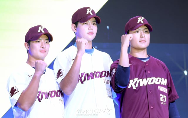 '2027 KBO 신인 드래프트'가 21일 서울 송파구 롯데호텔 월드 크리스탈볼룸에서 열렸다. 최우준(완쪽부터), 하현승, 김민준이 키움에 지명된 후 포토타임을 갖고 있다. /사진=김진경 kim.jinkyung@