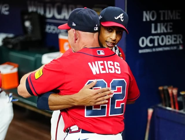 Manager Weiss embraces Ray Ker. /Photo=Atlanta Braves official SNS