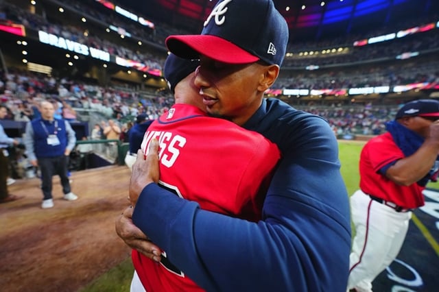 Ray Ker (right) embraces Manager Weiss after the game ended. /Photo=Atlanta Braves official SNS