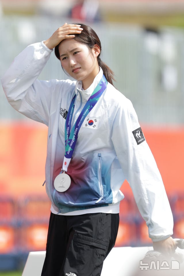 2026 아이치·나고야 아시안게임 양궁 리커브 여자 개인 시상식에서 은메달을 차지한 한국 오예진이 이동하고 있다. /사진=뉴시스